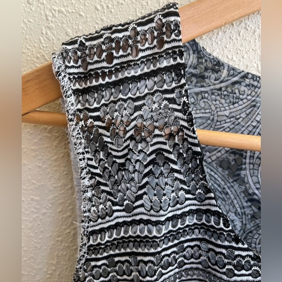 One World black and white tank - Picture 8 of 8